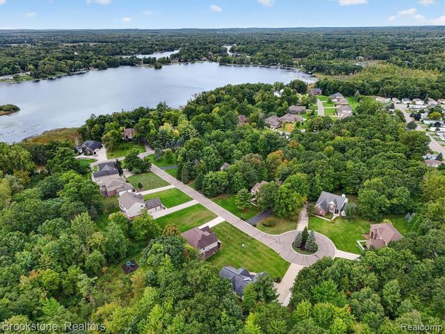 1731 Algonquian Trail, Lake Orion, MI 48362