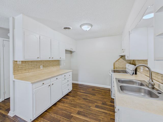 7800 W 32nd Street, Little Rock, AR 72204