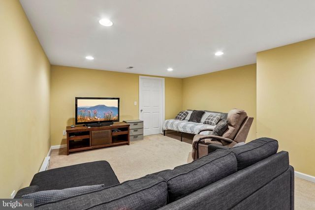 172 LAFAYETTE CT, Trappe, PA 19426