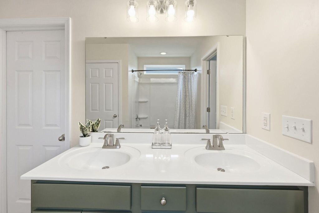 Image 20 of property listing at 193 Meadow Wood Road, Summerville, SC 29483