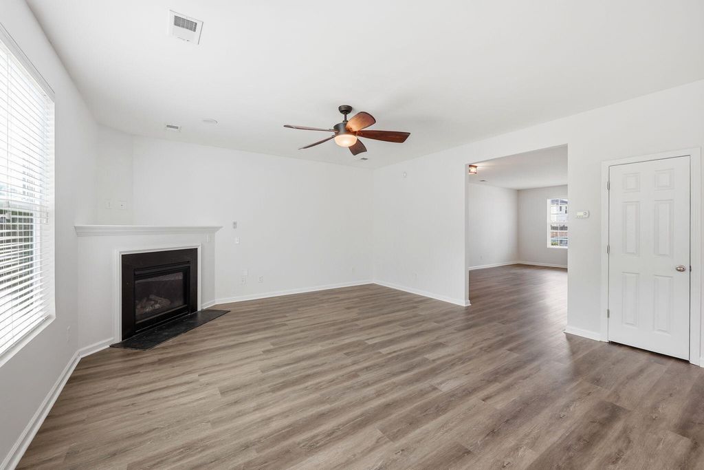 Image 5 of property listing at 193 Meadow Wood Road, Summerville, SC 29483
