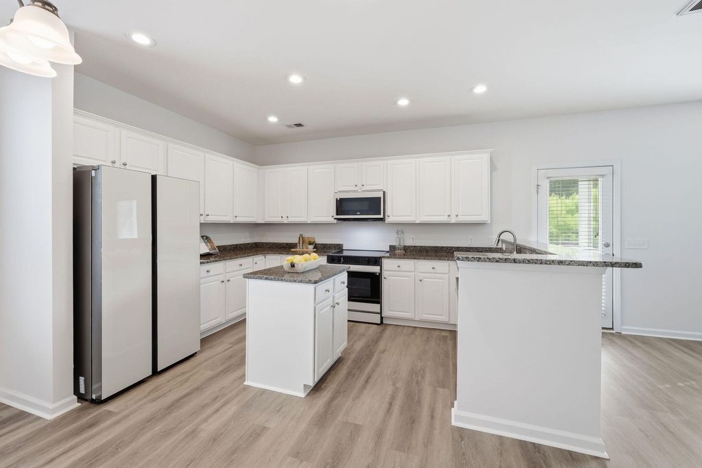 Image 8 of property listing at 193 Meadow Wood Road, Summerville, SC 29483