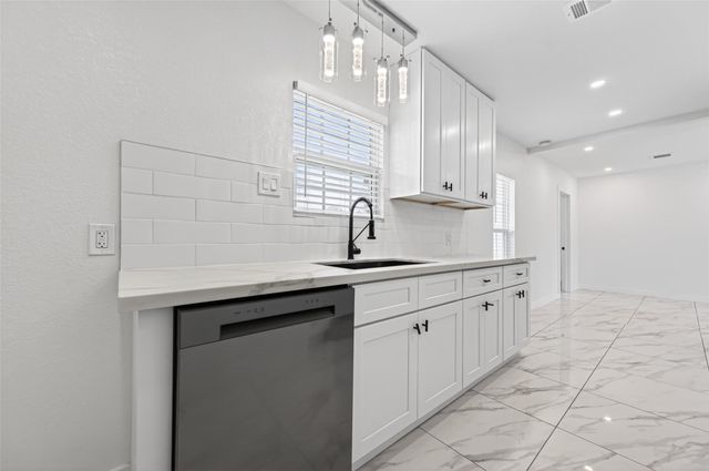 2202 Alabama Street, Baytown, TX 77520