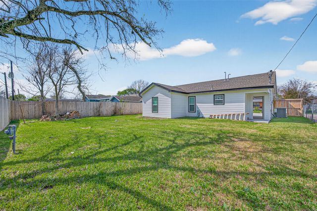 2202 Alabama Street, Baytown, TX 77520