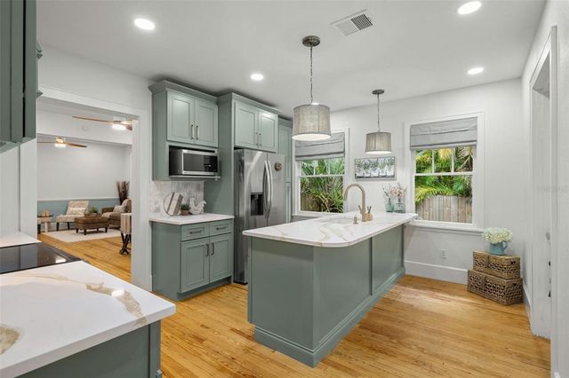 1016 24TH AVENUE N, St Petersburg, FL 33704
