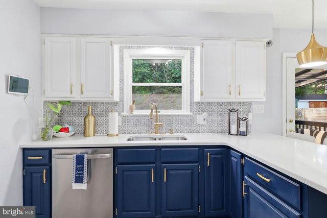 6 DEEP HOLLOW LN, Lancaster, PA 17603