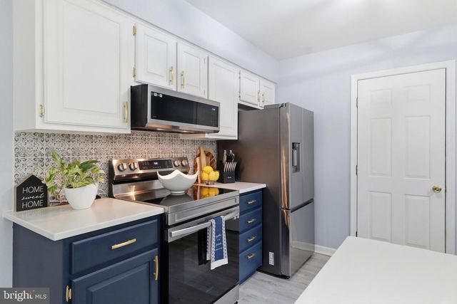 6 DEEP HOLLOW LN, Lancaster, PA 17603