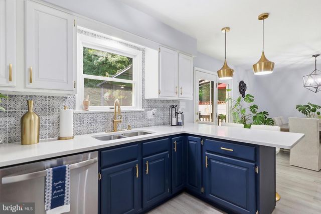6 DEEP HOLLOW LN, Lancaster, PA 17603
