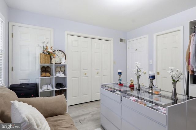 6 DEEP HOLLOW LN, Lancaster, PA 17603