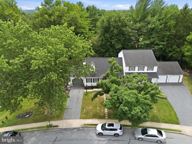 6 DEEP HOLLOW LN, Lancaster, PA 17603
