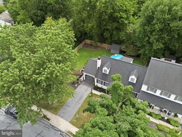6 DEEP HOLLOW LN, Lancaster, PA 17603