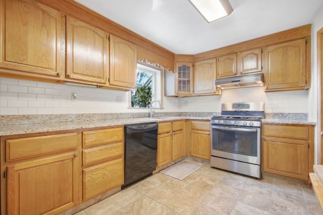 1259 Shawsheen St, Tewksbury, MA 01810