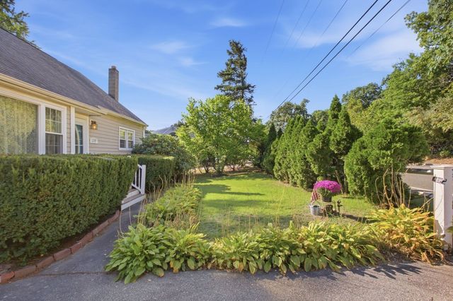 1259 Shawsheen St, Tewksbury, MA 01810