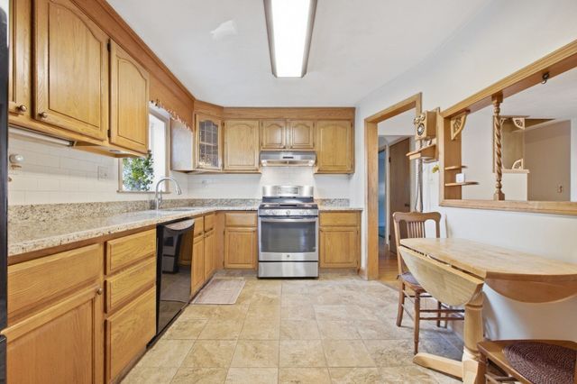 1259 Shawsheen St, Tewksbury, MA 01810