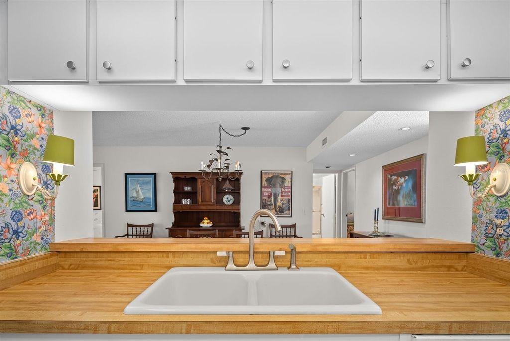 Image 11 of property listing at 1703 PELICAN COVE ROAD 356, Sarasota, FL 34231