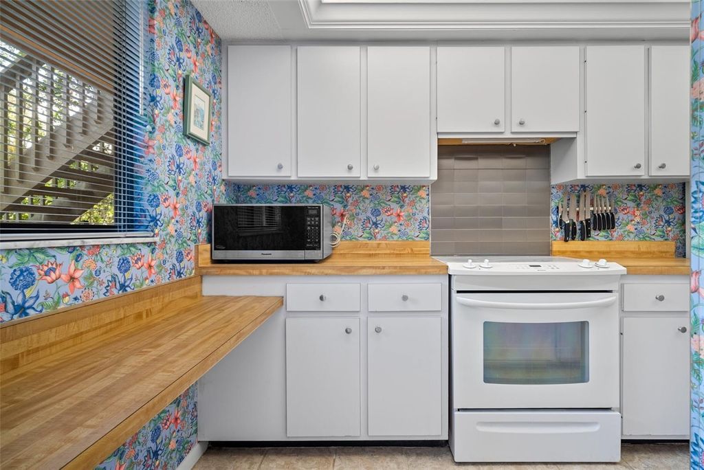 Image 8 of property listing at 1703 PELICAN COVE ROAD 356, Sarasota, FL 34231