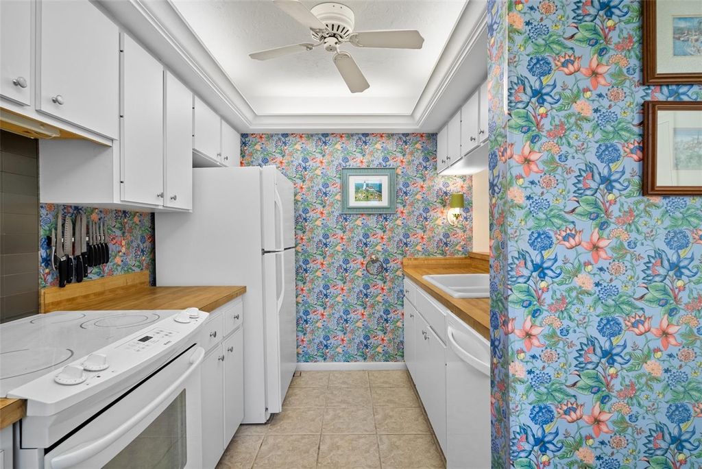 Image 9 of property listing at 1703 PELICAN COVE ROAD 356, Sarasota, FL 34231