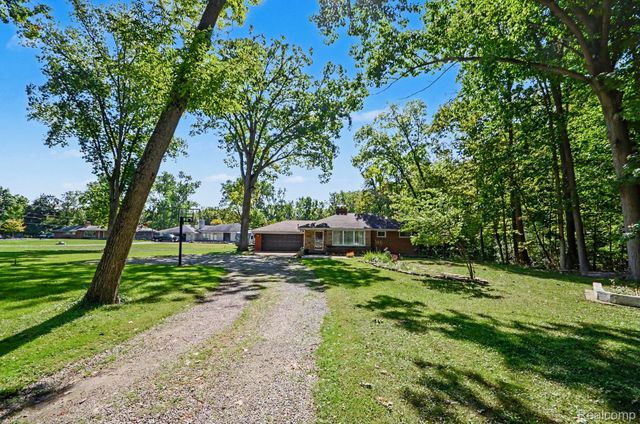 21695 Rougewood Drive, Southfield, MI 48033