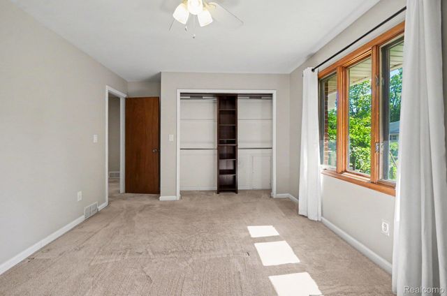 21695 Rougewood Drive, Southfield, MI 48033