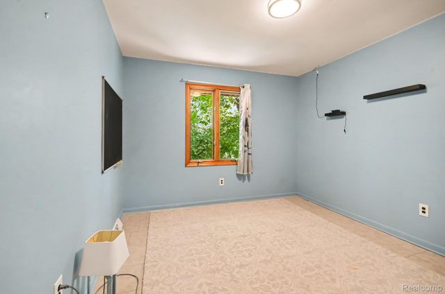 21695 Rougewood Drive, Southfield, MI 48033