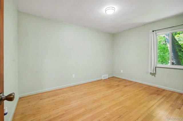 21695 Rougewood Drive, Southfield, MI 48033