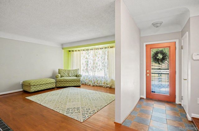 21695 Rougewood Drive, Southfield, MI 48033