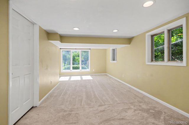 21695 Rougewood Drive, Southfield, MI 48033