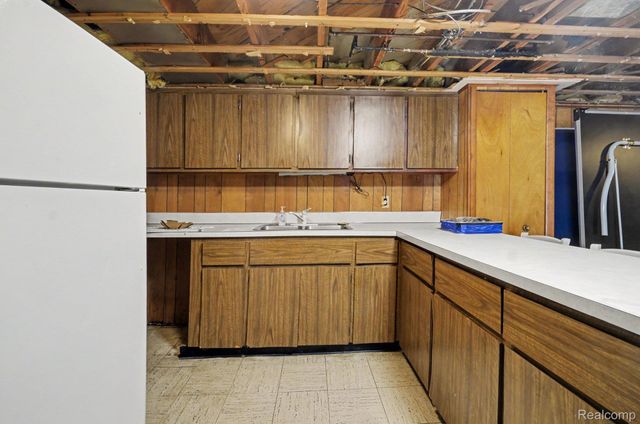 21695 Rougewood Drive, Southfield, MI 48033