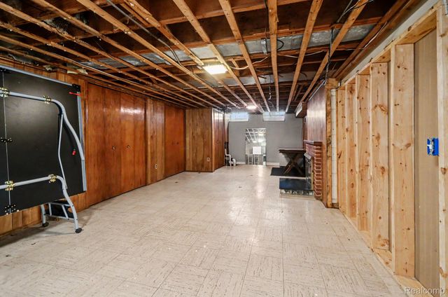 21695 Rougewood Drive, Southfield, MI 48033