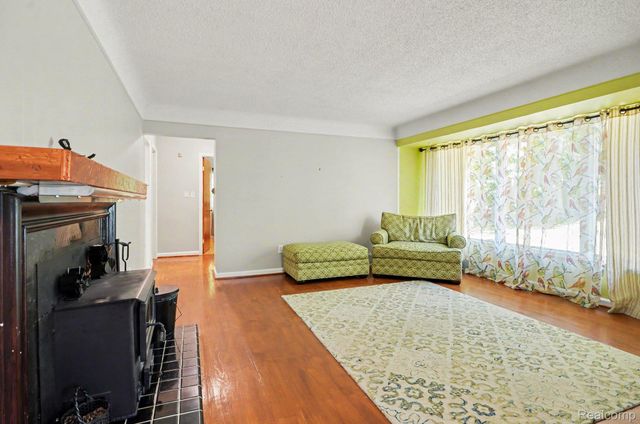 21695 Rougewood Drive, Southfield, MI 48033