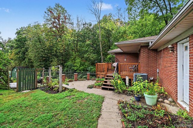 21695 Rougewood Drive, Southfield, MI 48033