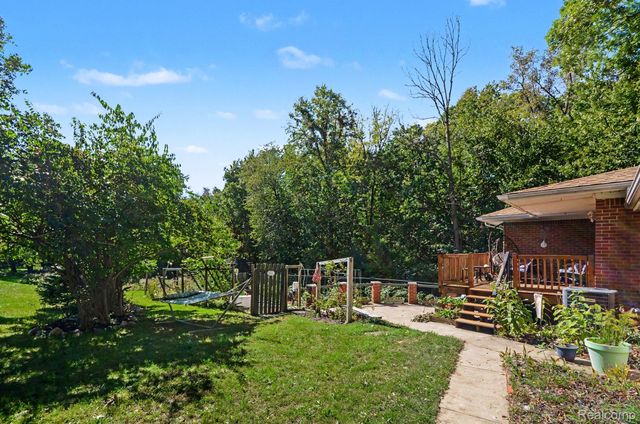 21695 Rougewood Drive, Southfield, MI 48033