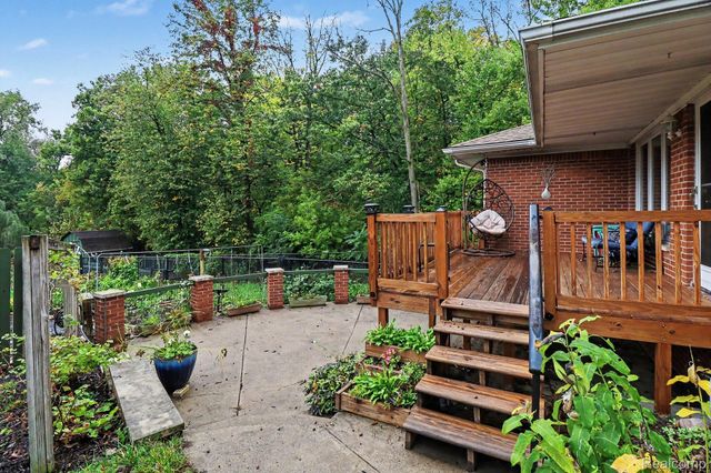 21695 Rougewood Drive, Southfield, MI 48033