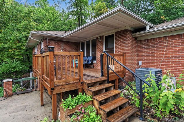 21695 Rougewood Drive, Southfield, MI 48033