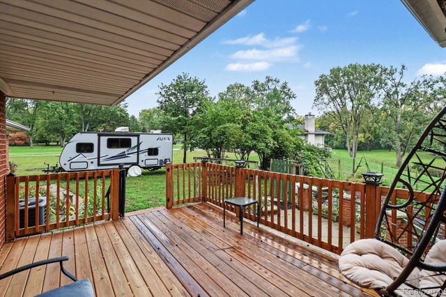 21695 Rougewood Drive, Southfield, MI 48033
