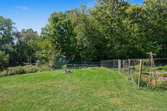 21695 Rougewood Drive, Southfield, MI 48033