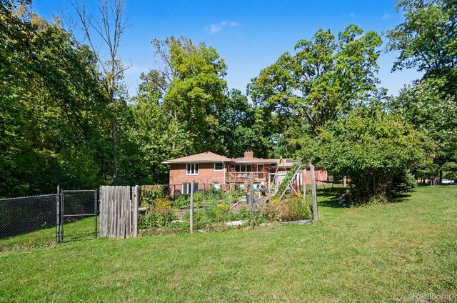 21695 Rougewood Drive, Southfield, MI 48033