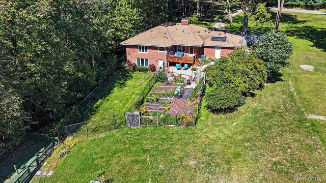 21695 Rougewood Drive, Southfield, MI 48033