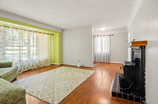 21695 Rougewood Drive, Southfield, MI 48033