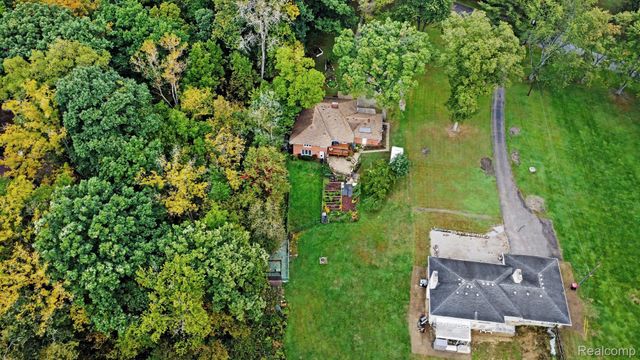 21695 Rougewood Drive, Southfield, MI 48033