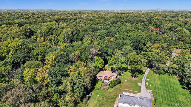 21695 Rougewood Drive, Southfield, MI 48033