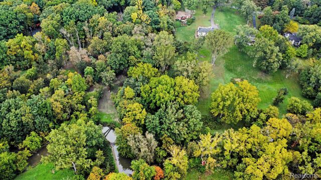 21695 Rougewood Drive, Southfield, MI 48033