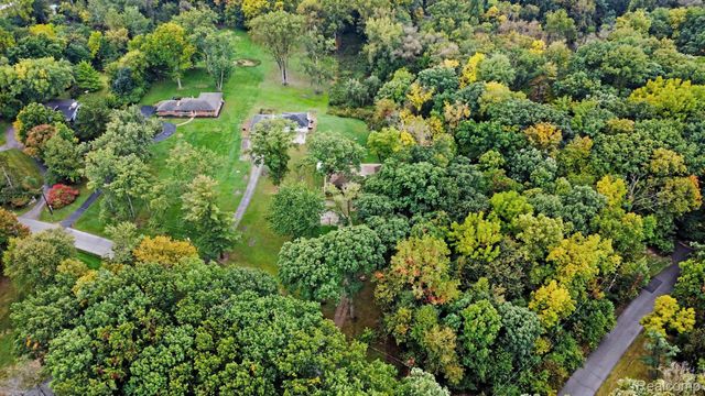 21695 Rougewood Drive, Southfield, MI 48033
