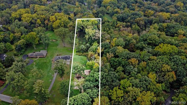 21695 Rougewood Drive, Southfield, MI 48033