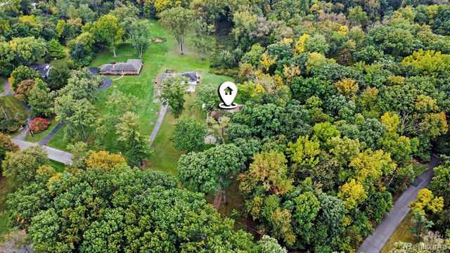 21695 Rougewood Drive, Southfield, MI 48033