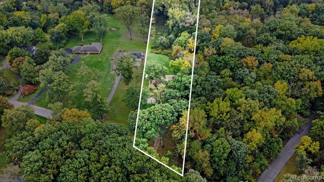 21695 Rougewood Drive, Southfield, MI 48033