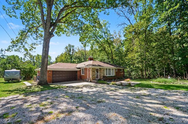 21695 Rougewood Drive, Southfield, MI 48033