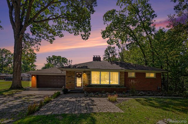 21695 Rougewood Drive, Southfield, MI 48033