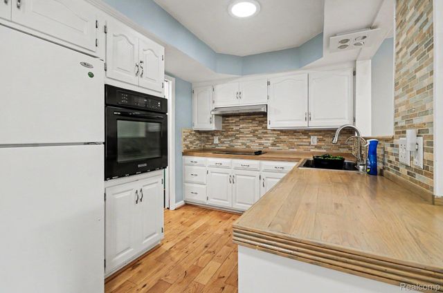 21695 Rougewood Drive, Southfield, MI 48033