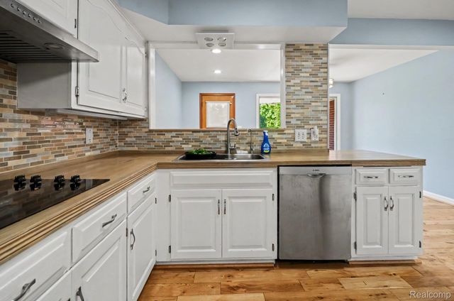 21695 Rougewood Drive, Southfield, MI 48033